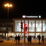 Foto des Dortmunder Bahnhofs bei Nacht- Außenansicht.