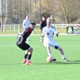 Jannik Klage spielt einen Pass.
