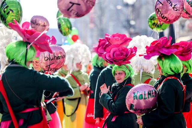 Einen Tag vor Rosenmontag ziehen traditionell die «Schull- und Veedelszöch» durch Köln.