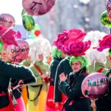 Einen Tag vor Rosenmontag ziehen traditionell die «Schull- und Veedelszöch» durch Köln.