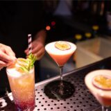 Ein Barkeeper bereitet Cocktails in einem Nachtclub zu.