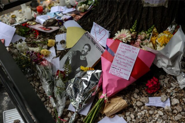 «Danke dafür, dass Du Teil meins Lebens bist!», steht auf einem kleinen Zettel unter Blumen und Bildern vom Sänger Liam Payne vor dem Hotel, in dem der Brite ums Leben kam.