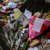 «Danke dafür, dass Du Teil meins Lebens bist!», steht auf einem kleinen Zettel unter Blumen und Bildern vom Sänger Liam Payne vor dem Hotel, in dem der Brite ums Leben kam.