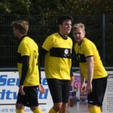 Spieler des Werner SC II stehen auf dem Fußballfeld.