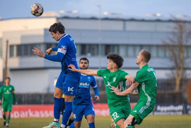 Kopfballduell auf einem Fußballplatz.