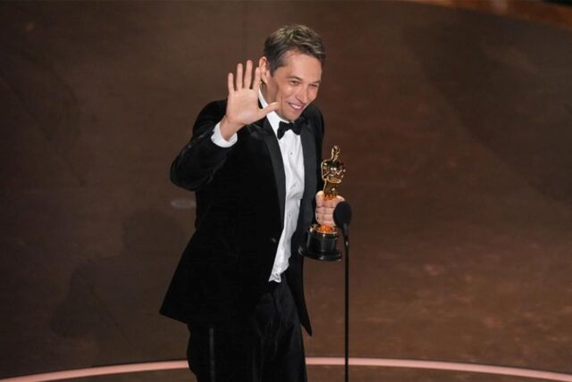 Sean Baker nimmt den Preis für die beste Regie für „Anora“ während der Oscar-Verleihung im Dolby Theatre in Los Angeles entgegen.
