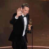 Sean Baker nimmt den Preis für die beste Regie für „Anora“ während der Oscar-Verleihung im Dolby Theatre in Los Angeles entgegen.