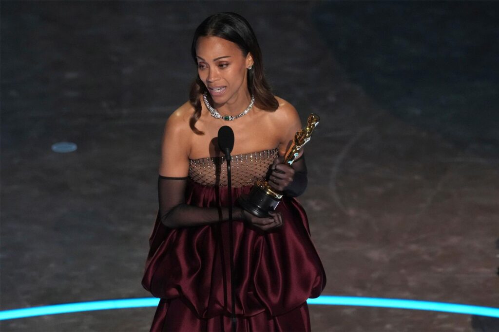 Zoe Saldana nimmt den Preis für die beste Leistung einer Schauspielerin in einer Nebenrolle für 