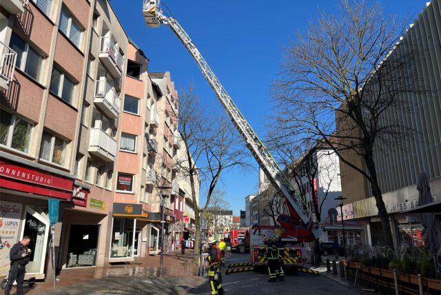 Eine Drehleiter ist an der Münsterstraße in Dortmund im Einsatz.
