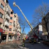 Eine Drehleiter ist an der Münsterstraße in Dortmund im Einsatz.