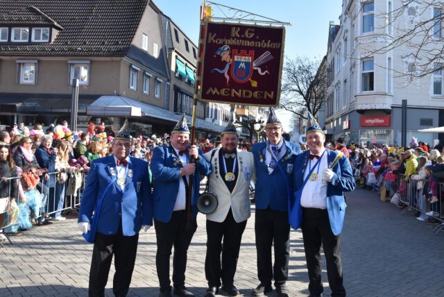 Mitglieder der KG Kornblumenblau präsentieren sich vor dem Lindwurm-Umzug am Tulpensonntag in Menden am Sonntag, 2. März 2025.