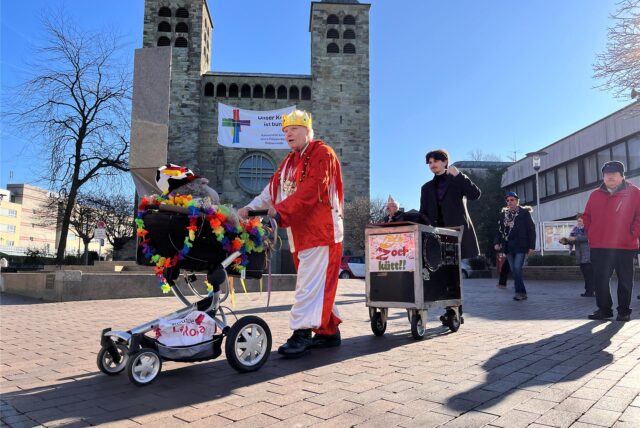 Karneval in Unna: Am Rosenmontag (3.3.2025) zieht Helmut Scherer (90) in Begleitung durch die Innenstadt.