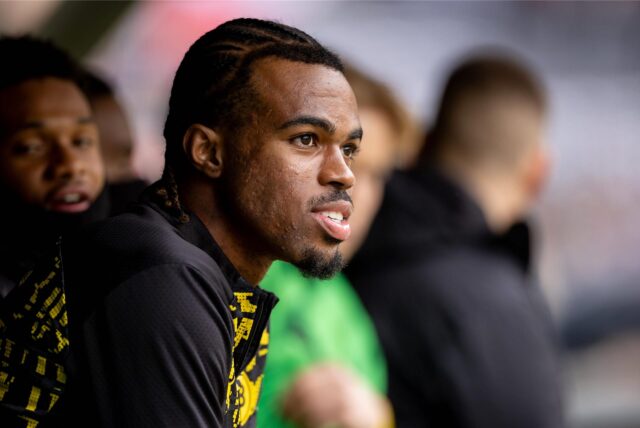 Carney Chukwuemeka schaut zur Seite.