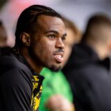 Carney Chukwuemeka schaut zur Seite.