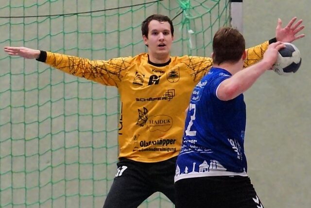 Torwart Finn Bernemann (hinten) bei einem Siebenmeter.