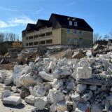 Vor dem Mehrfamilienhaus an der Kleistraße, das zum Gebäudeensemble des früheren Edeka-Marktes gehört hat, liegt ein Berg aus gröbstem Bauschutt. Der Abriss des Supermarktgebäudes ist vollendet.