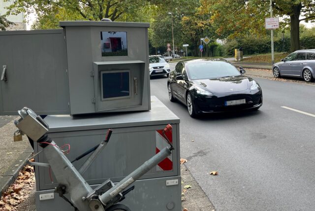 Ein Auto fährt am Superblitzer Willi in Lünen vorbei.