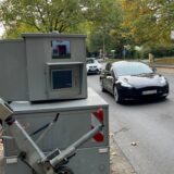 Ein Auto fährt am Superblitzer Willi in Lünen vorbei.