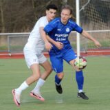 Ein Spieler des VfB Westhofen führt den Ball.