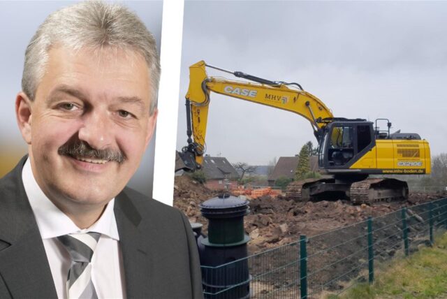 Immobilienberater Klaus Gnegel von der Volksbank Selm-Bork kommentiert den Baustart im Zentrum von Cappenberg: Neben Haus Kreutzkamp entstehen zwei Mehrfamilienhäuser.