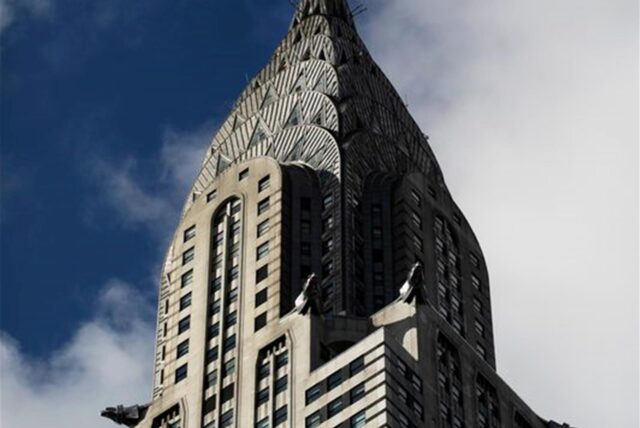 Wolken ziehen hinter dem Chrysler Building vorbei.
