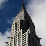 Wolken ziehen hinter dem Chrysler Building vorbei.