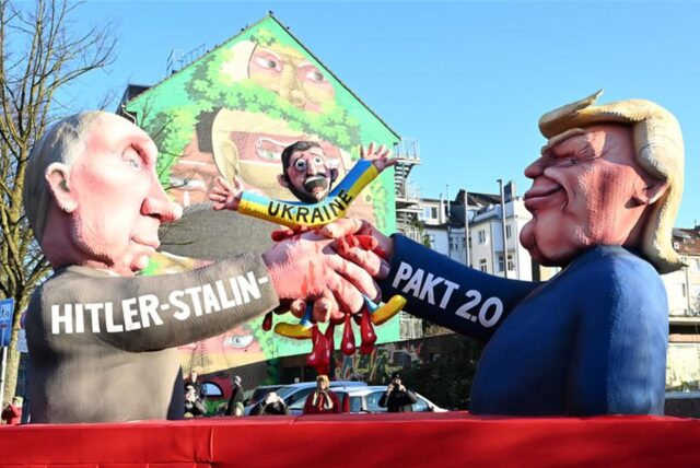 Ein Mottowagen mit einem Trump-Putin-Motiv fährt zum Zug. Der Rosenmontag ist der Höhepunkt der rheinischen Karnevalssaison.