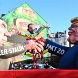 Ein Mottowagen mit einem Trump-Putin-Motiv fährt zum Zug. Der Rosenmontag ist der Höhepunkt der rheinischen Karnevalssaison.