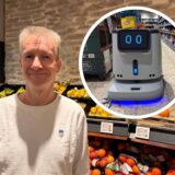Rewe-Filialleiter Ingo Bielemeier setzt seit einer Woche auf den Putz-Roboter „Polli“.
