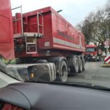 Bildkombo: Muldenkipper links, Andreas Birkholz und Jörg Sandmeier rechts.