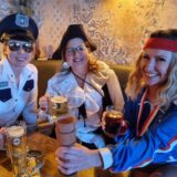 Drei Frauen feiern mit Bier und Drink Karneval im Morgentor in Unna.