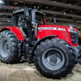 Roter Traktor der Firma „Massey Ferguson“