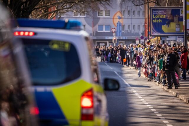 Die Polizei war beim Rosenmontagszug in Dortmund sehr präsent.