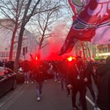 Lille-Fans zünden während des Fanmarsches in Dortmund Pyrotechnik.