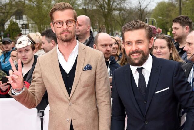Die Moderatoren Joko Winterscheidt (l) und Klaas Heufer-Umlauf kommen zur Verleihung der 54. Grimme-Preise.