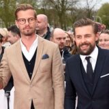Die Moderatoren Joko Winterscheidt (l) und Klaas Heufer-Umlauf kommen zur Verleihung der 54. Grimme-Preise.