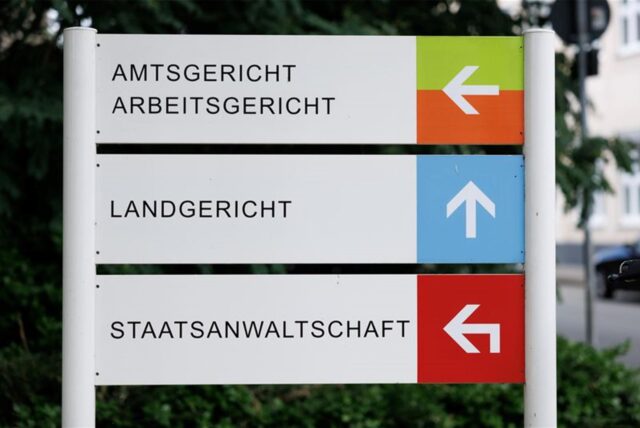 Blick auf ein Schild „Amtsgericht“, „Arbeitsgericht“, „Landgericht“ und „Staatsanwaltschaft“.