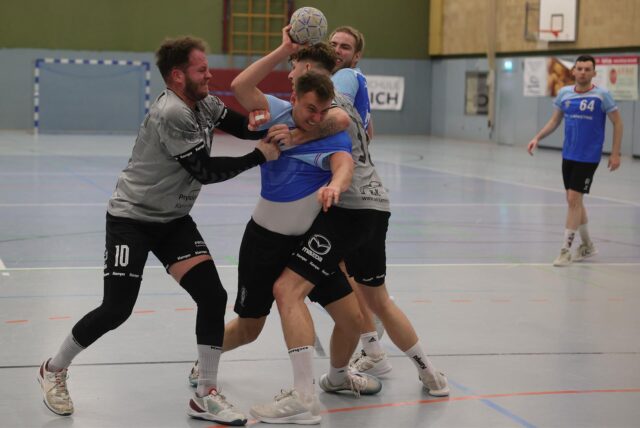 Zweikampf aus dem Spiel des TV Werne gegen die SG Handball Kamen in der Bezirksliga Hellweg.
