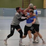 Zweikampf aus dem Spiel des TV Werne gegen die SG Handball Kamen in der Bezirksliga Hellweg.