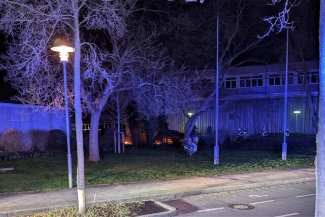 Feuerschein in den Grünanlagen am Städtischen Gymnasium Bergkamen.