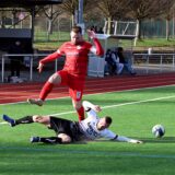 Ein Spieler des VfK Weddinghofen grätscht zum Ball.