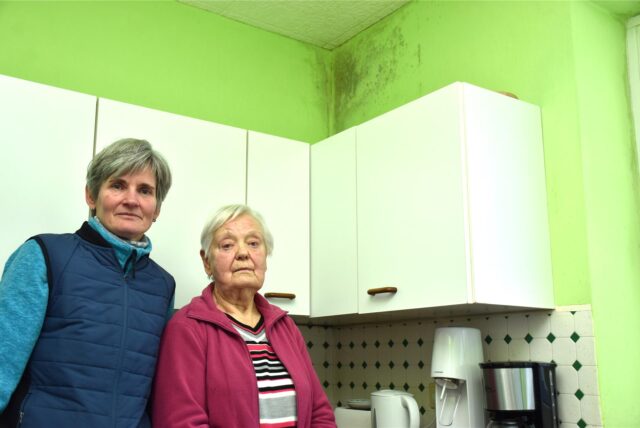 Silke Brettin und Waltraud Sporbeck in der von Schimmel befallenen Küche.