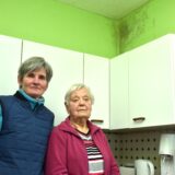 Silke Brettin und Waltraud Sporbeck in der von Schimmel befallenen Küche.