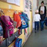 Kinderrucksäcke hängen im Eingangsbereich eines Kindergartens