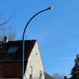 Eine Laterne an der Oststraße leuchtet auch um die Mittagszeit.