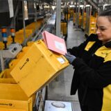 Briefwahl-Dummys werden im Briefzentrum der Deutschen Post in Wiesbaden bei einem Testlauf von Teamleiterin Romina Viniguerra kontrolliert.