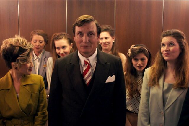 Bankmanager Alfred Herrhausen (Oliver Masucci) in einer Szene der Politthriller-Serie „Herrhausen – Herr des Geldes“ (ARD)