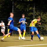 Ein Spieler des SV Herbern schießt.