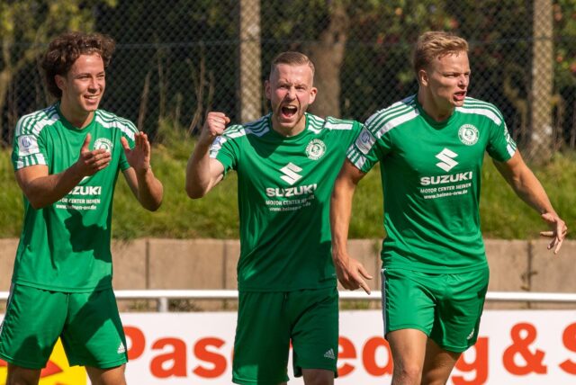 Nils Bartke jubelt mit seinen Mitspielern.