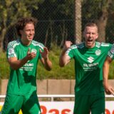 Nils Bartke jubelt mit seinen Mitspielern.
